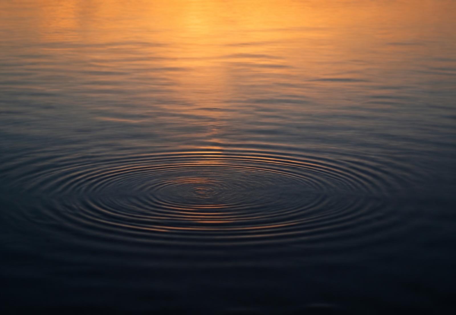 Warmes Licht auf ruhigem Wasser